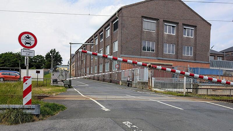 Vorsicht, ein Zug kommt: Die Schranken fallen nach unten am Bahn&uuml;bergang an der Einberger Stra&szlig;e in R&ouml;dental.
