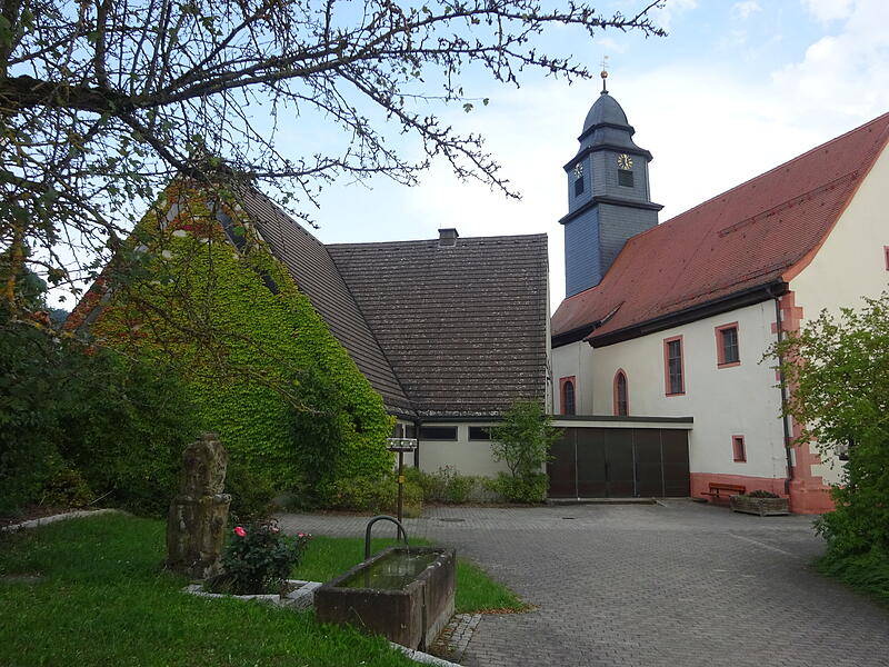 Ein schönes Ensemble bilden die alte und neue Kirche St. Bartholomäus in Ludwigschorgast.