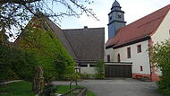 Ein schönes Ensemble bilden die alte und neue Kirche St. Bartholomäus in Ludwigschorgast.