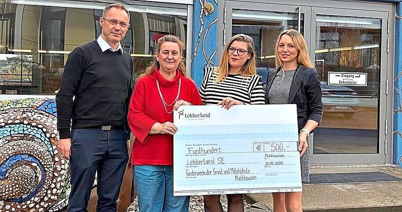 Von links: Arkadiusz Zajac von Lekkerland &uuml;berreicht Schulleiterin Monika von Grafenstein, Lisa-Maria Meth-Koch und Daniela Zurek einen Scheck &uuml;ber 500 Euro f&uuml;r das Projekt &bdquo;Obstkorb OGTS&ldquo;.Mittelschule M&uuml;hlhausen