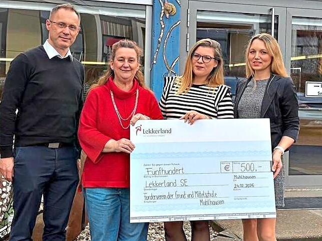 Von links: Arkadiusz Zajac von Lekkerland &uuml;berreicht Schulleiterin Monika von Grafenstein, Lisa-Maria Meth-Koch und Daniela Zurek einen Scheck &uuml;ber 500 Euro f&uuml;r das Projekt &bdquo;Obstkorb OGTS&ldquo;.Mittelschule M&uuml;hlhausen