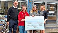 Von links: Arkadiusz Zajac von Lekkerland überreicht Schulleiterin Monika von Grafenstein, Lisa-Maria Meth-Koch und Daniela Zurek einen Scheck über 500 Euro für das Projekt „Obstkorb OGTS“.Mittelschule Mühlhausen Von links: Arkadiusz Zajac von Lekkerland überreicht Schulleiterin Monika von Grafenstein, Lisa-Maria Meth-Koch und Daniela Zurek einen Scheck über 500 Euro für das Projekt „Obstkorb OGTS“.Mittelschule Mühlhausen