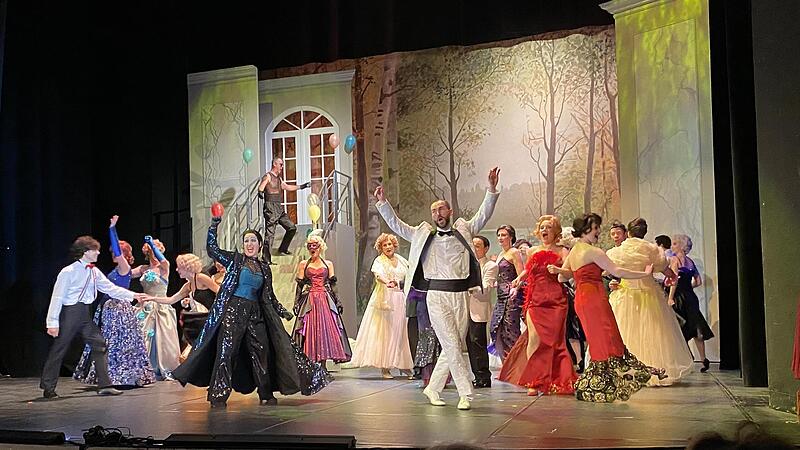 Ausgelassene Stimmung: Beim Ball des Fürsten Orlovsky (in traditioneller Hosenrolle Stefanie Rhaue) gibt es sexuelle Freiheit für die sonst immer so braven Bürgersleute.