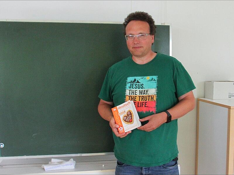Pfarrer Martin Hild steht vor einer Tafel in einem Raum in der evangelischen Kirche von Münnerstadt. Pfarrer Martin Hild steht vor einer Tafel in einem Raum in der evangelischen Kirche.