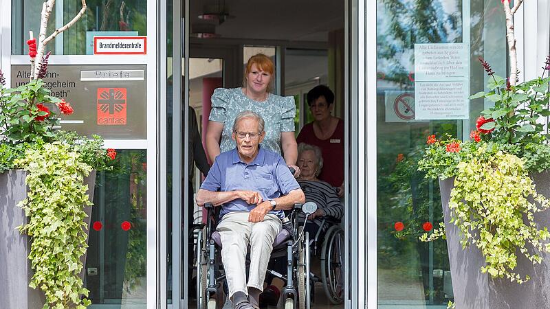 Pamela K&ouml;nig schiebt Bewohner Heinrich Oberste-Brandenberg in den Garten des Forchheimer Caritas Pflegezentrums St. Elisabeth: Wie gut ist der Landkreis auf die wachsende Zahl an Senioren vorbereitet?