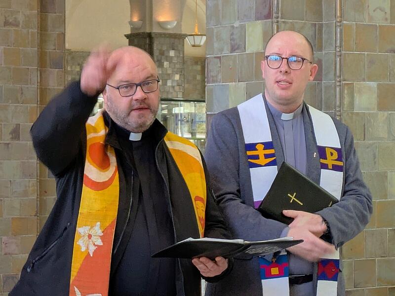 Pfarrer Gerd Greier und Diakon Maik Richter bei der Heilquellen-Segnung