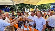 Bei strahlendem Sonnenschein genie&szlig;en die G&auml;ste rund um Bierk&ouml;nigin Luisa das Fest.Forchheim & Fr&auml;nkische Schweiz