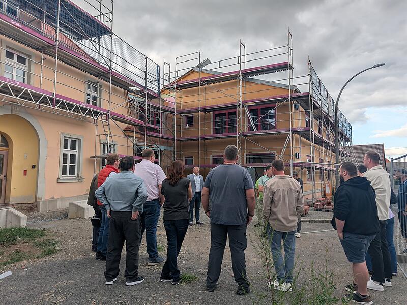 Kindergarten Großwenkheim (Münnerstadt)Bau und Sanierung des Kindergartens in Großwenkheim (Stand Juli) Der Stadtrat schaute sich in der vergangenen Juli-Sitzung den Kindergarten in Großwenkheim an.
