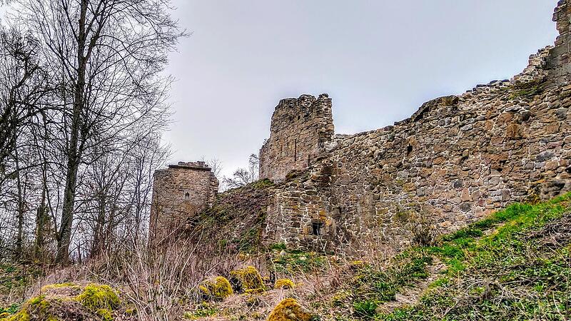 Die Wehrmauer der Burg Raueneck wurde vor über 600 Jahren neu hergerichtet. Der Kampf gegen die Hussiten forderte Investitionen von gewaltigen Geldsummen. Die Wehrmauer der Burg Raueneck wurde vor über 600 Jahren neu hergerichtet. Der Kampf gegen die Hussiten forderte Investitionen von gewaltigen Geldsummen.