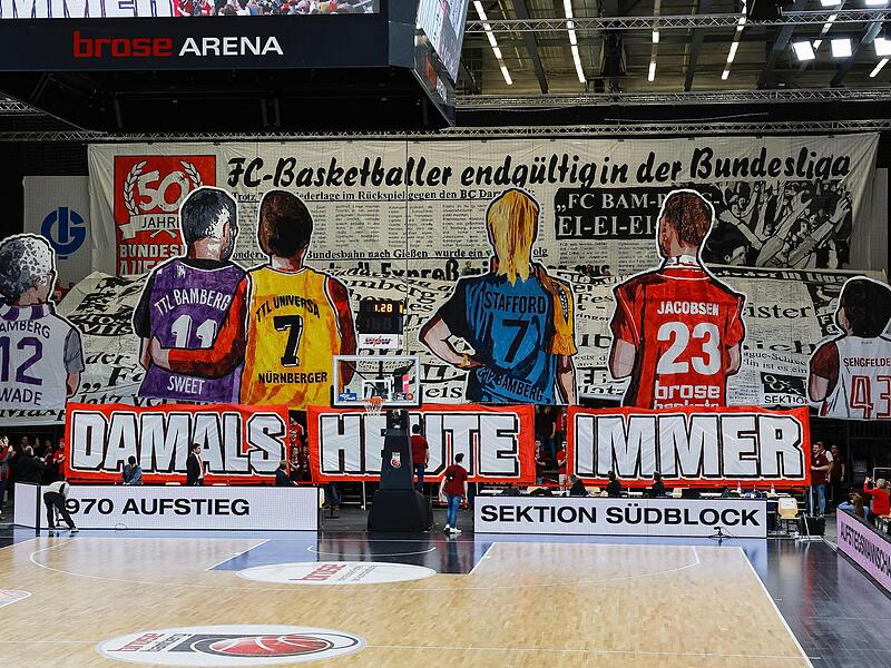 Mit einer aufwändigen Choreographie feierten die Brose-Fans das 50. Jubiläum des ersten Aufstieg der Bamberger Basketballer in die Bundesliga.