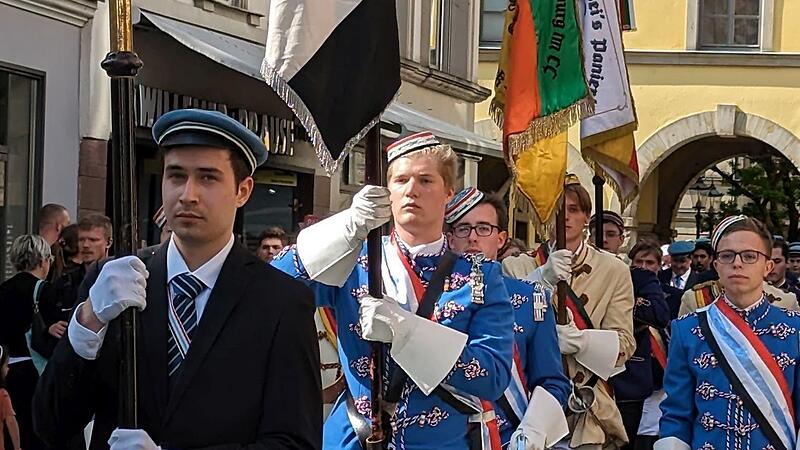 Einzug der Pr&auml;sidierenden.