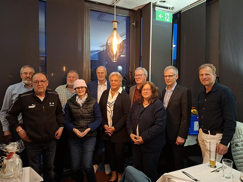 Die ausgeschiedenen Stadtr&auml;te in H&ouml;chstadt, hinten von links: Franz Rabl, Josef Bessler, Gerald Brehm, G&uuml;nter Schulz, Michael Schw&auml;gerl und Peter Winkler. Vorne von links: Johannes Riegler, Irmgard Schlehlein, Irene H&auml;usler und Jeanette Exner.