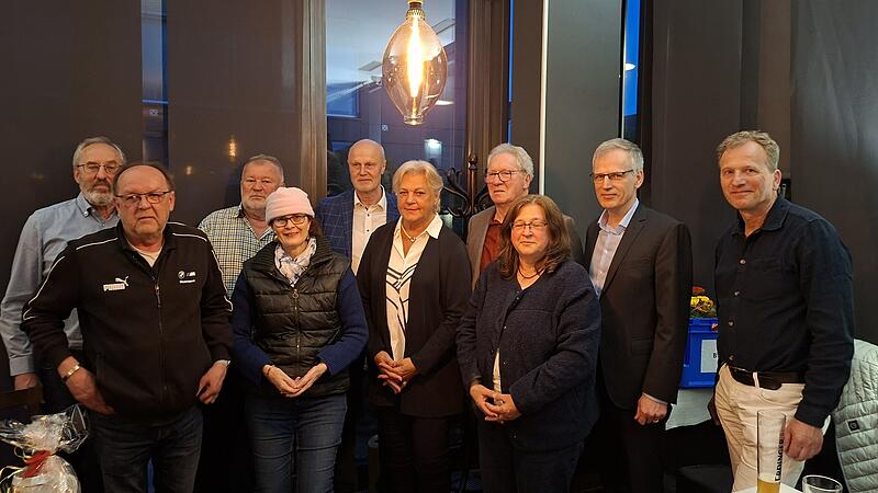Die ausgeschiedenen Stadtr&auml;te in H&ouml;chstadt, hinten von links: Franz Rabl, Josef Bessler, Gerald Brehm, G&uuml;nter Schulz, Michael Schw&auml;gerl und Peter Winkler. Vorne von links: Johannes Riegler, Irmgard Schlehlein, Irene H&auml;usler und Jeanette Exner.