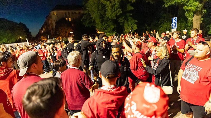 Alba Berlin - BMA365 Bamberg Baskets Nach dem Spiel standen die Bamberger Fans Spalier vor der Arena für Cobe Williams, Austin Crowley & Co.