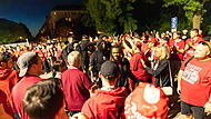 Nach dem Spiel standen die Bamberger Fans Spalier vor der Arena f&uuml;r Cobe Williams, Austin Crowley & Co.