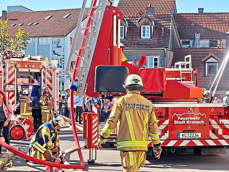 Löschangriff und Menschenrettung liefen parallel bei der großen Schauübung in Kronach.Veronika Schadeck Löschangriff und Menschenrettung liefen parallel bei der großen Schauübung in Kronach.Veronika Schadeck