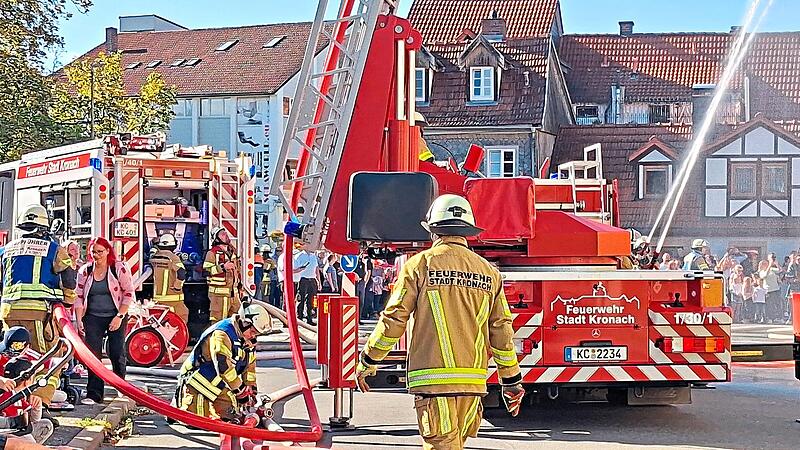 L&ouml;schangriff und Menschenrettung liefen parallel bei der gro&szlig;en Schau&uuml;bung in Kronach.Veronika Schadeck