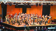 Das Philharmonische Orchester des Landestheater Coburgs führte die Besucher des Neujahrskonzertes mit einer Vielfalt an Rhythmen schwungvoll ins neue Jahr. Das Philharmonische Orchester des Landestheater Coburgs führte die Besucher des Neujahrskonzertes mit einer Vielfalt an Rhythmen schwungvoll ins neue Jahr.