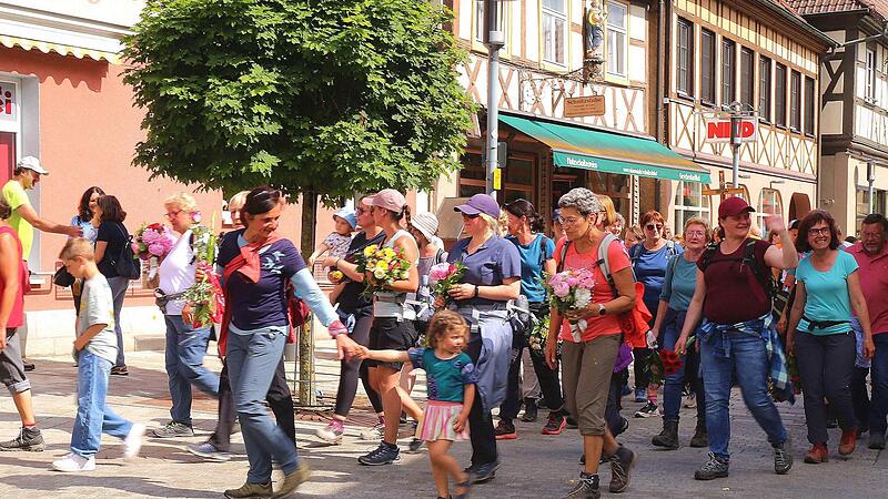 M&uuml;de, aber seelisch gest&auml;rkt kehren die Wallfahrer aus G&ouml;&szlig;weinstein zur&uuml;ck.