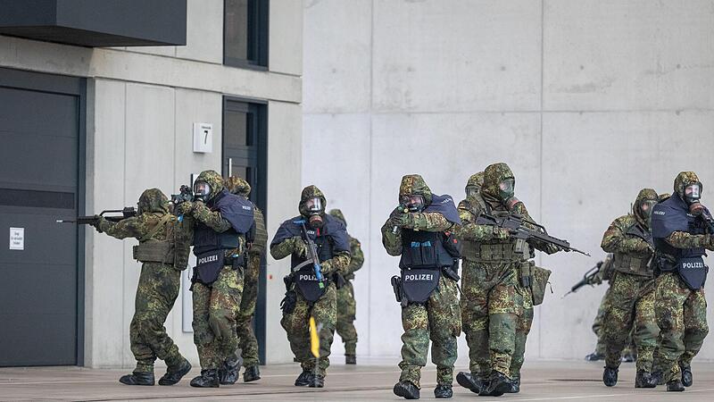 Polizei und Bundeswehr &uuml;bten in W&uuml;rzburg das Vorgehen bei einem fiktiven Terroranschlag mit chemischen Waffen.
