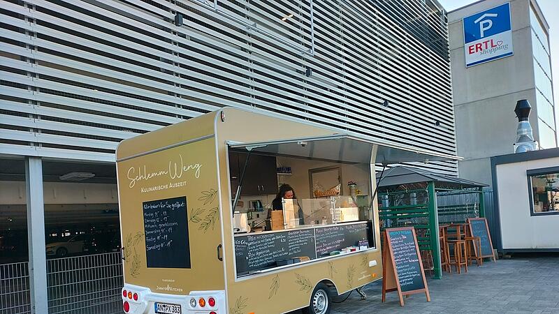 Rachael Bottam bietet vor dem Ertl Hallstadt authentische griechische Gerichte an.