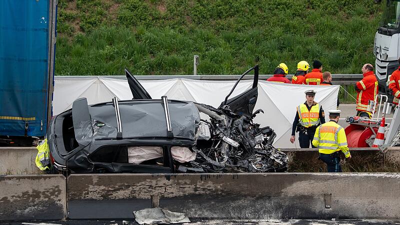 Lastwagen prallt auf A9 gegen Wagen - Autofahrer stirbt