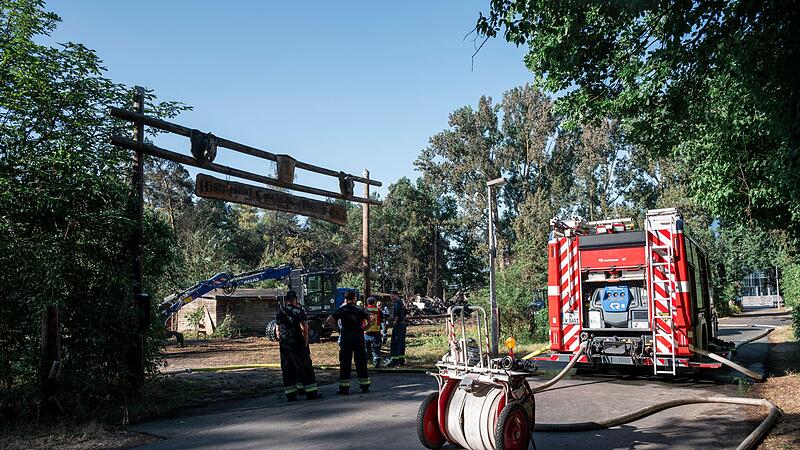 Aufräumarbeiten nach Brand nahe Nürnberger Messe Aufräumarbeiten nach Brand nahe Nürnberger Messe