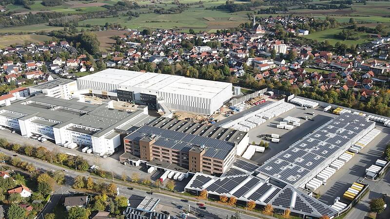 Auf dem Luftbild sind die Dimensionen des neuen Lagers gut zu erkennen. Die wei&szlig;e Halle hinten im Bild ist der gr&ouml;&szlig;te Bau auf dem Areal in Altenkunstadt.