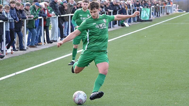 Fabio Gro&szlig; vom TSV Abtswind beim Schuss: Gro&szlig; erzielte beim SC Eltersdorf den sp&auml;ten Ausgleich f&uuml;r den TSV. Das Bild entstand in der vergangenen Saison auf dem Abtswinder Kunstrasenplatz im Bayernliga-Heimspiel gegen den SC Feucht.