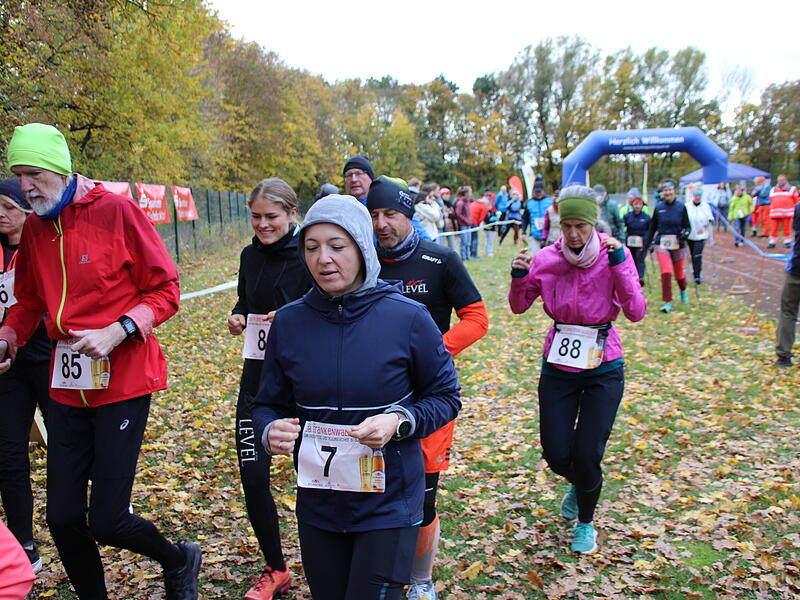 Trotz nasskaltem Herbstwetter lie&szlig;en sich die Sportler den Spa&szlig;  beim 38. Frankenwaldlauf der LG Ludwigschorgast nicht vermiesen.