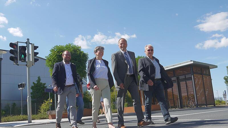 Die Ampel steht auf gr&uuml;n: Sebastian Straubel, Heidrun Piwernetz, Bernd Reisenweber und Udo Weber (vorne, von links) testen die Alltagstauglichkeit des neuen Ebersdorfer Bahnhofsgel&auml;ndes.