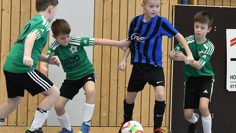 Trotz Bedr&auml;ngnis gegen gleich drei Gegenspieler von der SG Poppenlauer zeigt hier der Kicker von der SG Eltingshausen II (blau/schwarz) &Uuml;bersicht und hat die Mitspieler scheinbar voll im Blick.