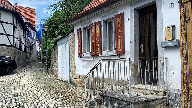 Im sogenannten Körner-Haus in der Grube sollen unter anderem Toiletten eingebaut werden, die bei Veranstaltungen auf dem Anger genutzt werden können. Der befindet sich am Ende der Gasse (links).