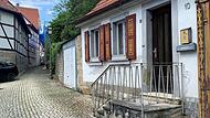 Im sogenannten Körner-Haus in der Grube sollen unter anderem Toiletten eingebaut werden, die bei Veranstaltungen auf dem Anger genutzt werden können. Der befindet sich am Ende der Gasse (links). Im sogenannten Körner-Haus in der Grube sollen unter anderem Toiletten eingebaut werden, die bei Veranstaltungen auf dem Anger genutzt werden können. Der befindet sich am Ende der Gasse (links).