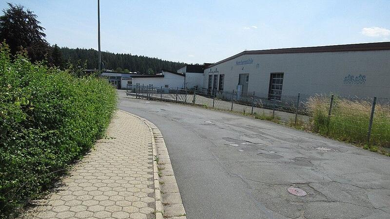 Die Guttenberger Stra&szlig;e in Mannsflur (Gemeinde Marktleugast) wies gro&szlig;e Sch&auml;den im Bestand auf. Nun wird sie saniert.