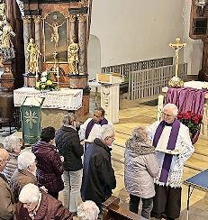 Pfarrer James Nangachiveetill und Pater Wolfram Schuhmacher erteilten gemeinsam mit den anderen Priestern in der Stadtpfarrkirche die Krankensalbung. Pfarrer James Nangachiveetill und Pater Wolfram Schuhmacher erteilten gemeinsam mit den anderen Priestern in der Stadtpfarrkirche die Krankensalbung.