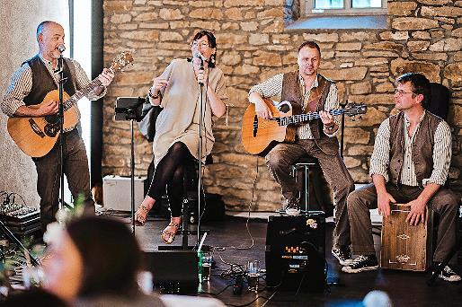 Das Akustik-Quartett „famos.“ spielt am Ostersonntag im Staatsbad. Das Akustik-Quartett „famos.“ spielt am Ostersonntag im Staatsbad.