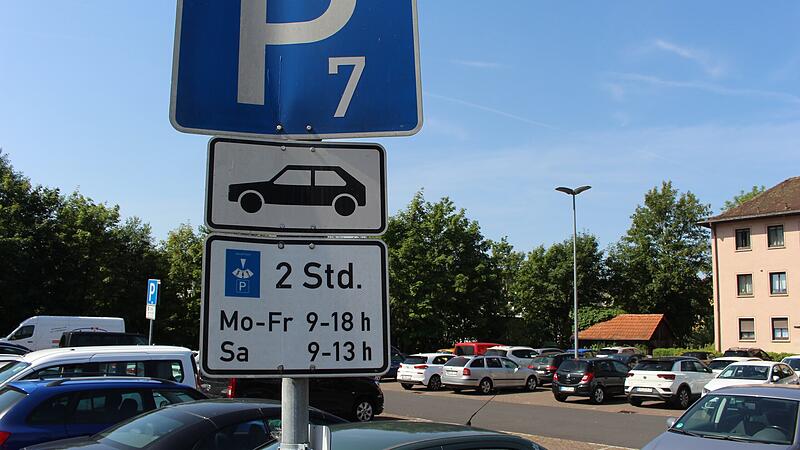 Ein Parkplatz in Innenstadtn&auml;he in Br&uuml;ckenau: Bisher zahlen die Parkenden nichts.