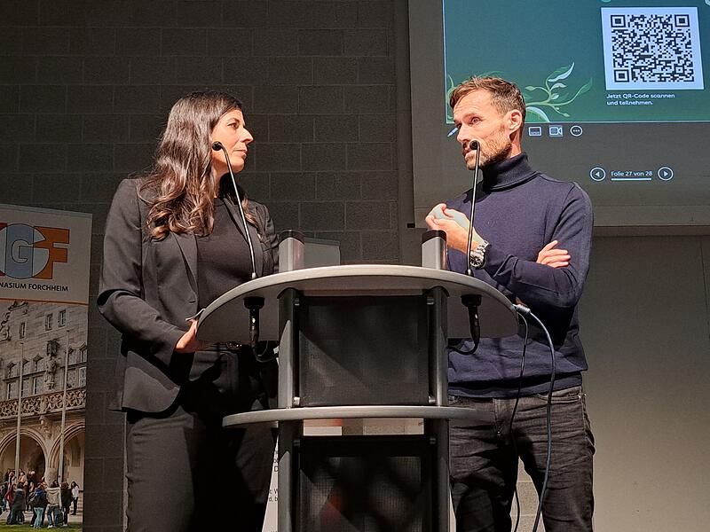 Die Moderatorin Judith Brenneis interviewt  Sven Hannawald in Forchheim.