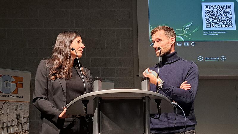 Die Moderatorin Judith Brenneis interviewt  Sven Hannawald in Forchheim.