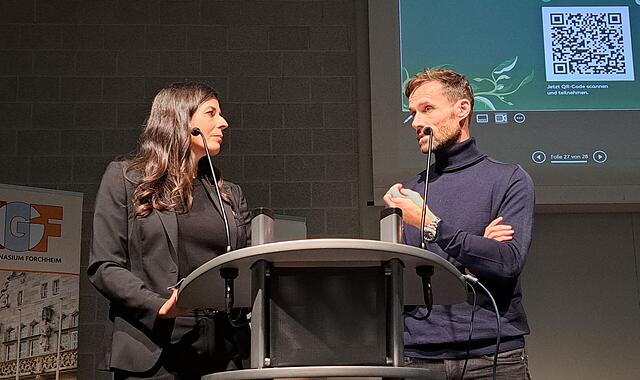 Die Moderatorin Judith Brenneis interviewt  Sven Hannawald in Forchheim.