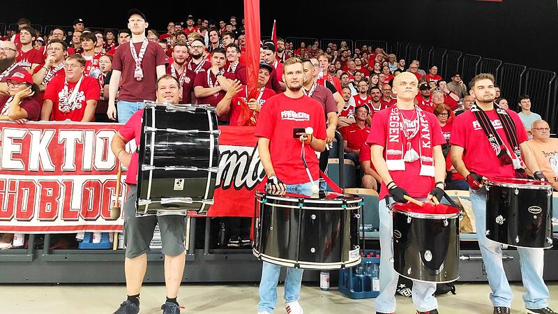 Die Fans der Bambrg Baskets w&auml;hrend des Spiels gegen die Basketabll L&ouml;wen Braunschweig