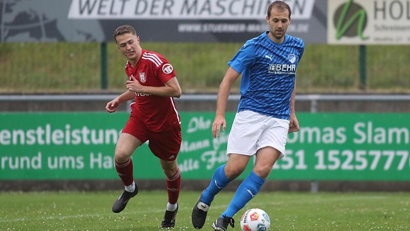 Die Rattelsdorfer (blau) nahmen aus ihrer Auftaktpartie gegen Bad Staffelstein einen Punkt mit.