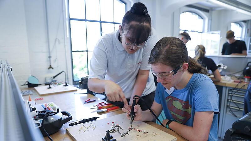 Die Ausbildungsberufe der Mechatronikerin, Werkzeugmechanikerin und technischen Produktdesignerin lernten die Mädchen beim Technik-Camp bei Brose kennen. Die Ausbildungsberufe der Mechatronikerin, Werkzeugmechanikerin und technischen Produktdesignerin lernten die Mädchen beim Technik-Camp bei Brose kennen.