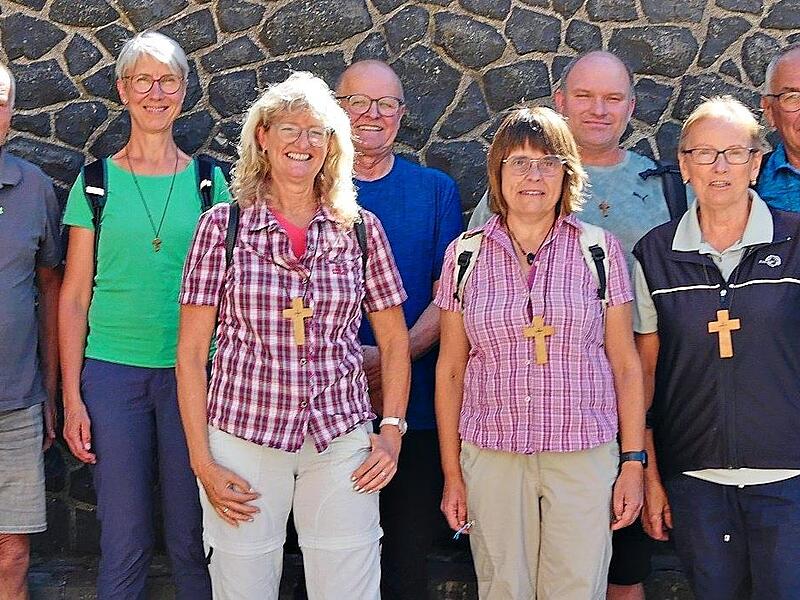 Geehrt wurden (hinten v. l.) Kurt Metz, Monika Helfrich, Hubert Wehner, Mario Wehner und Wallfahrtsf&uuml;hrer Siegfried Eyrich, (vorne v. l.) Meggi H&ouml;chemer, Bianca Schipper und Elisabeth Sell.