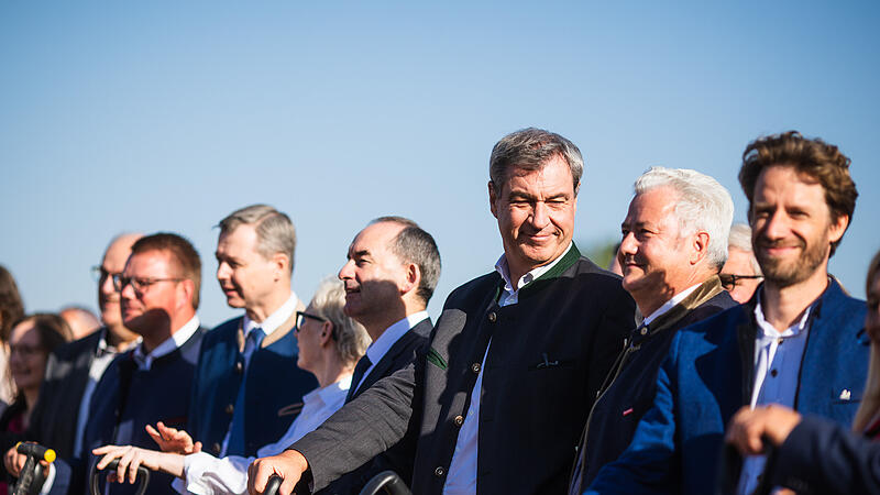 Spatenstich in der S&uuml;dflur zum neuen Bildungszentrum Bamberg der Handwerkskammer Oberfranken. Mit dabei: Ministerpr&auml;sident Markus S&ouml;der, Staatsminister f&uuml;r Wirtschaft Hubert Aiwanger und Bildungsstaatssekret&auml;rin Petra Bahr.