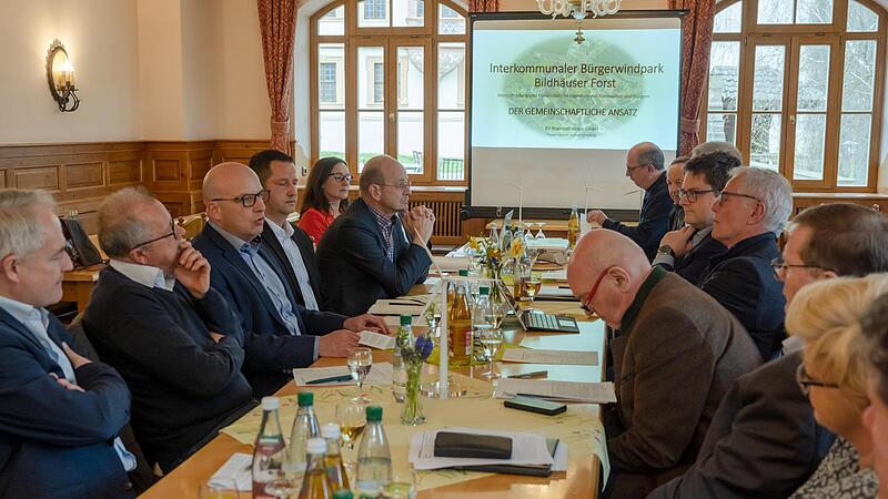 Nach eineinhalb Jahren Vorbereitung wurden jetzt in Maria Bildhausen die Pläne für den Bürgerwindpark Bildhäuser Forst vorgestellt. Nach eineinhalb Jahren Vorbereitung wurden jetzt in Maria Bildhausen die Pläne für den Bürgerwindpark Bildhäuser Forst vorgestellt.