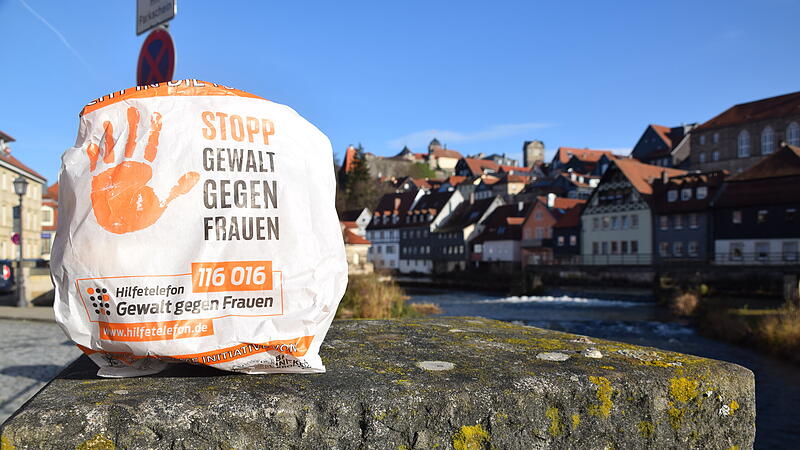 Bäckertütenakton gegen Gewalt an Frauen im Kreis Kronach