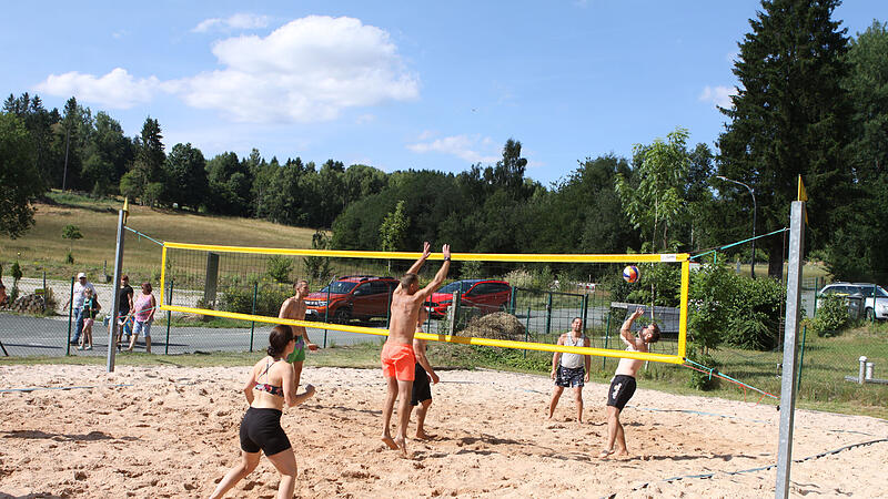 Richtig zur Sache ging es beim Beachvolleyball mit sechs Mannschaften
