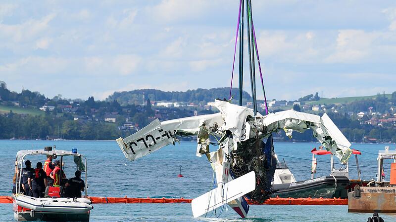 Absturz in den Attersee: Flugzeug aus der Tiefe gehoben